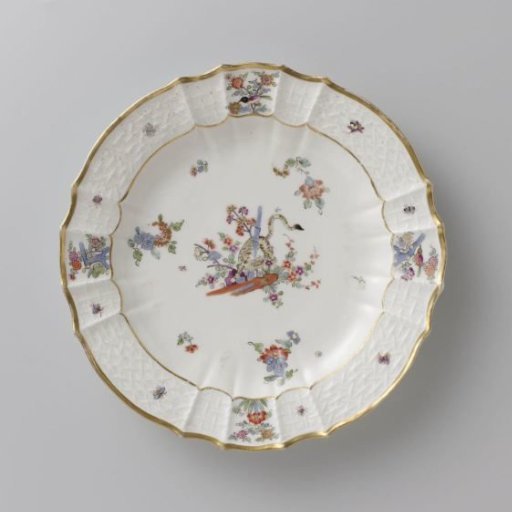 Round plate, polychrome painted with a Kakiemon decoration