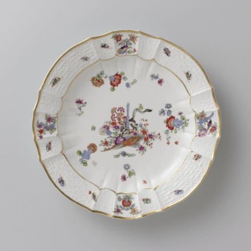 Round plate, multicolored painted with a Kakiemon decoration