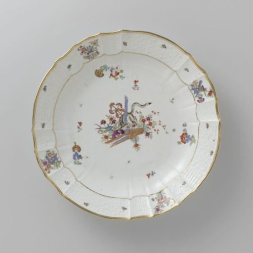 Dish, multicolored painted with a Kakiemon decoration