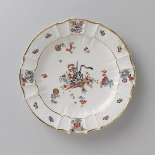 Round plate, polychrome painted with a Kakiemon decoration
