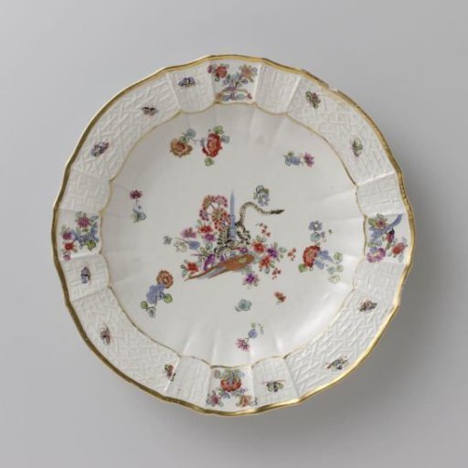 Round plate, polychrome painted with a Kakiemon decoration