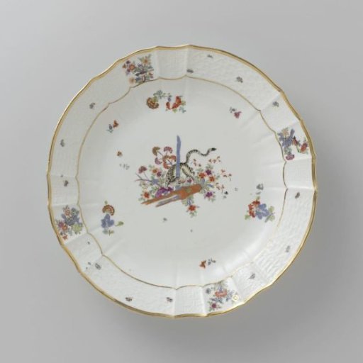 Dish, polychrome painted with a Kakiemon decoration