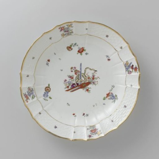 Dish, multicolored painted with a Kakiemon decoration