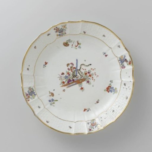 Dish, multicolored painted with a Kakiemon decoration
