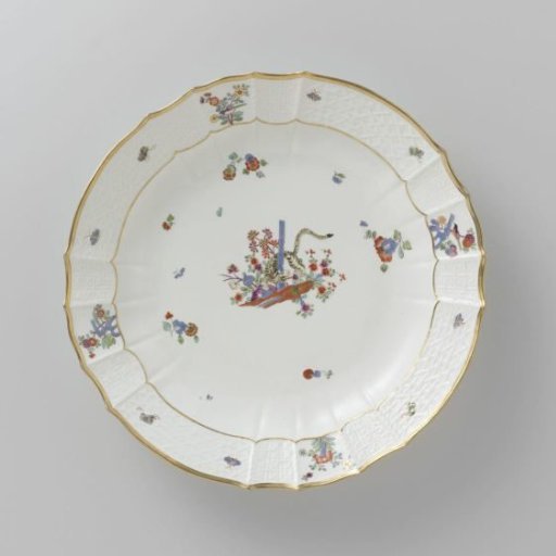 Dish, polychrome painted with a Kakiemon decoration