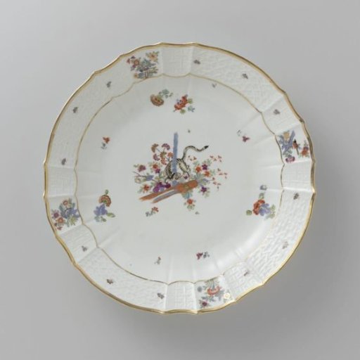 Dish, polychrome painted with a Kakiemon decoration