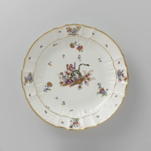 Dish, multicolored painted with a Kakiemon decoration