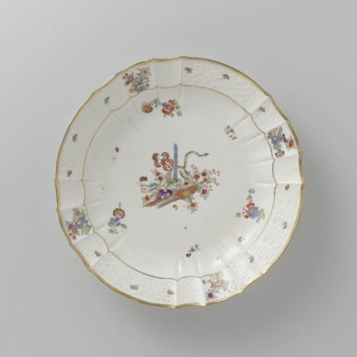 Dish, multicolored painted with a Kakiemon decoration