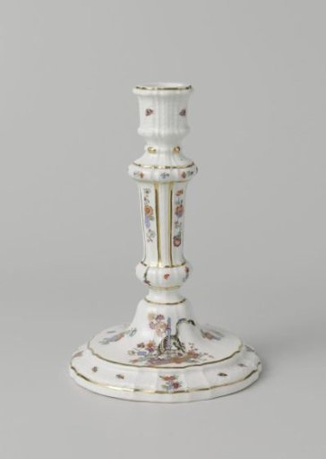 Candlestick, multicolored painted with a Kakiemon decoration