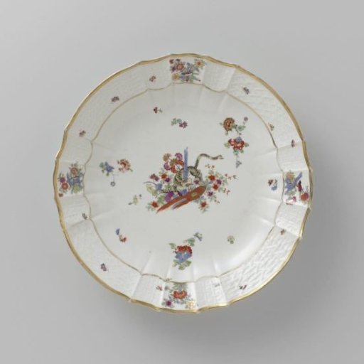 Dish, polychrome painted with a Kakiemon decoration