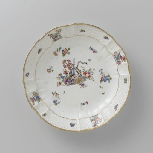 Dish, polychrome painted with a Kakiemon decoration