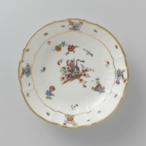 Dish, polychrome painted with a Kakiemon decoration