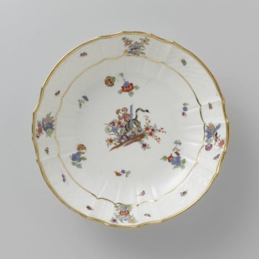 Dish, polychrome painted with a Kakiemon decoration