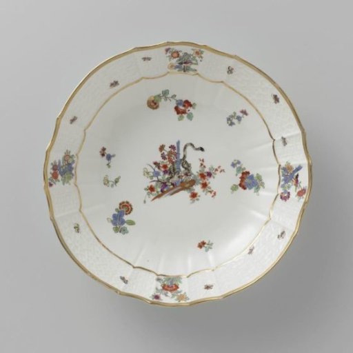 Dish, polychrome painted with a Kakiemon decoration