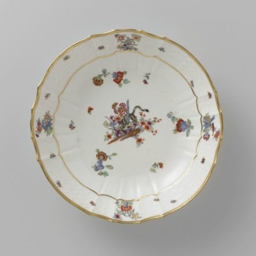 Dish, polychrome painted with a Kakiemon decoration