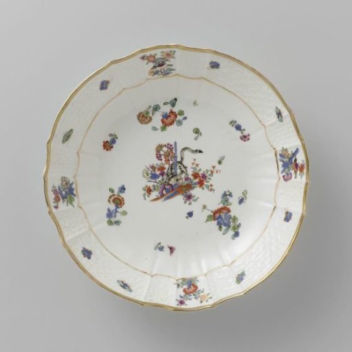Dish, polychrome painted with a Kakiemon decoration