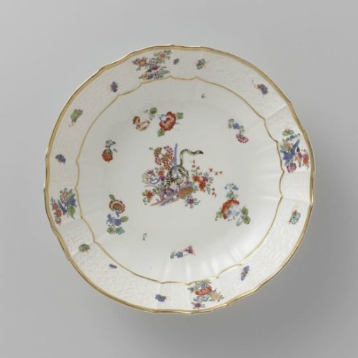 Dish, polychrome painted with a Kakiemon decoration