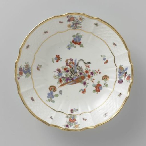 Dish, polychrome painted with a Kakiemon decoration