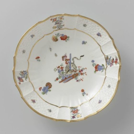 Dish, polychrome painted with a Kakiemon decoration