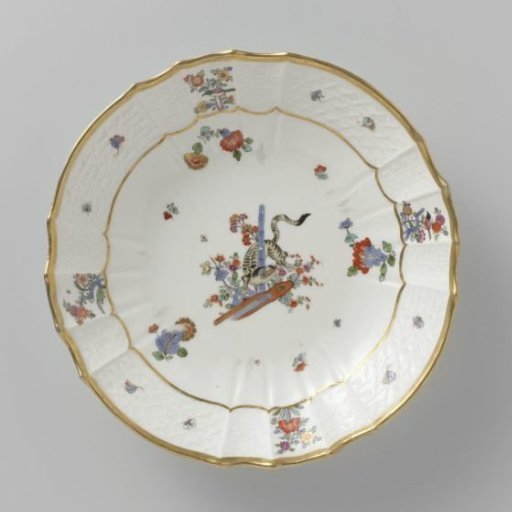 Dish, polychrome painted with a Kakiemon decoration