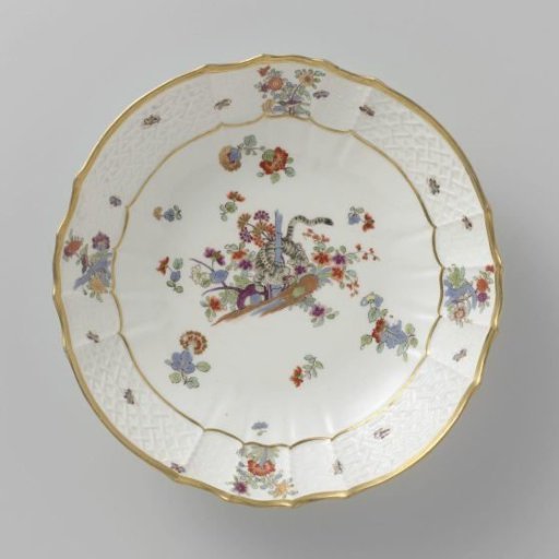 Dish, polychrome painted with a Kakiemon decoration