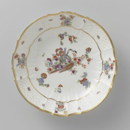 Dish, polychrome painted with a Kakiemon decoration