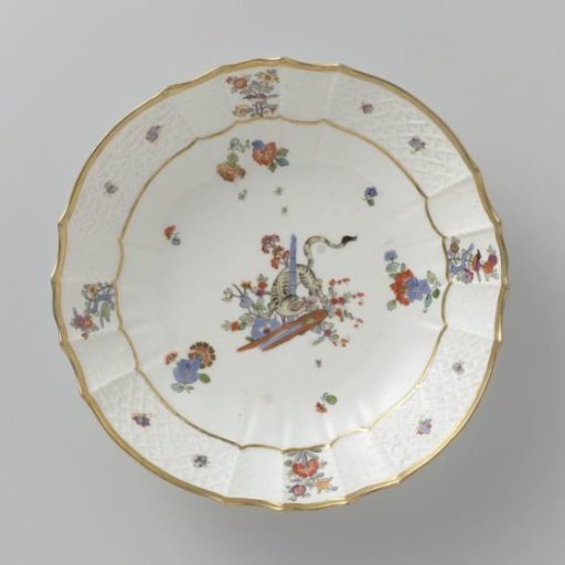 Dish, polychrome painted with a Kakiemon decoration