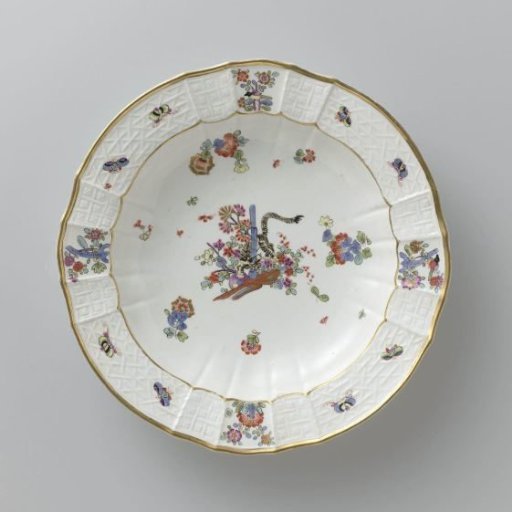 Soup plate, multicolored painted with a Kakiemon decoration