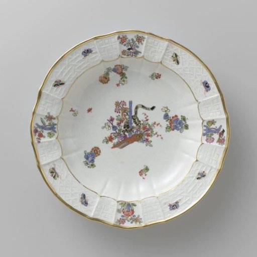 Soup plate, polychrome painted with a Kakiemon decoration