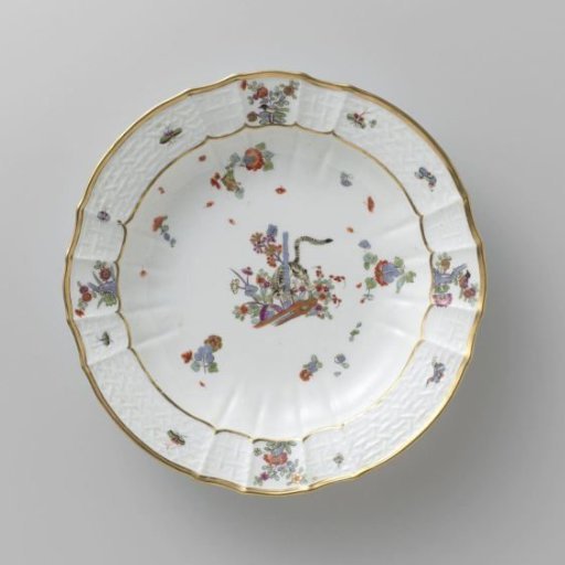 Soup plate, multicolored painted with a Kakiemon decoration