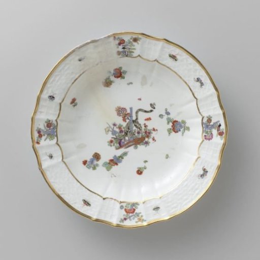 Soup plate, polychrome painted with a Kakiemon decoration