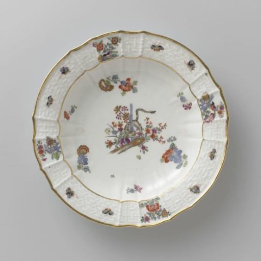 Soup plate, polychrome painted with a Kakiemon decoration