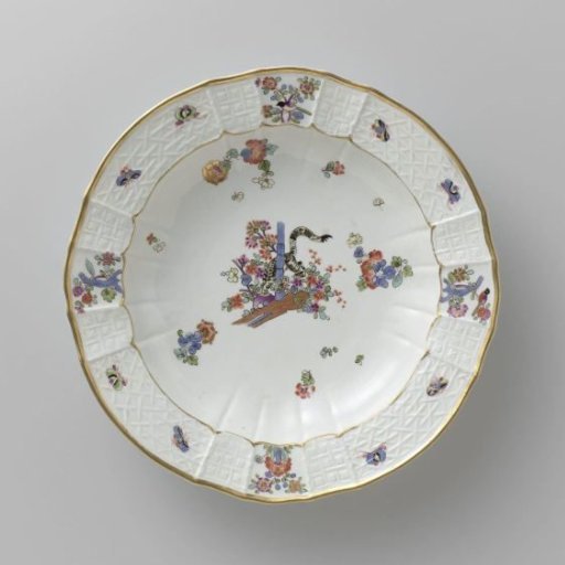 Soup plate, multicolored painted with a Kakiemon decoration