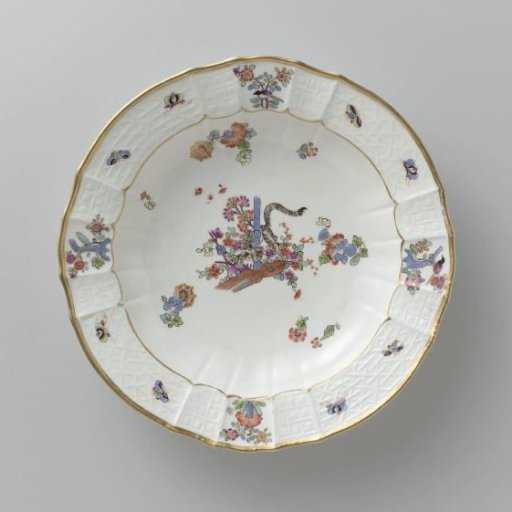 Soup plate, multicolored painted with a Kakiemon decoration