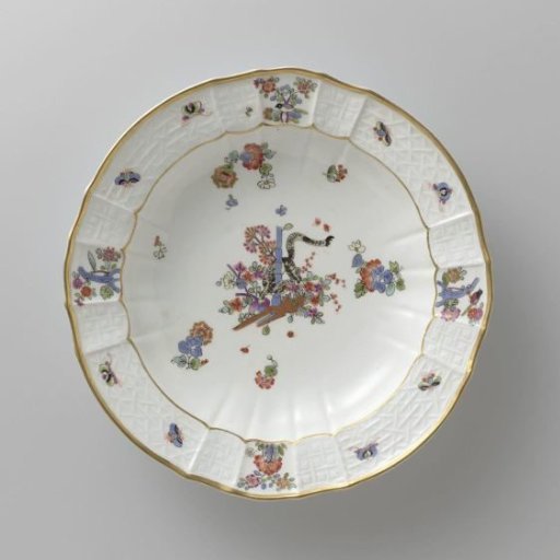 Soup plate, multicolored painted with a Kakiemon decoration