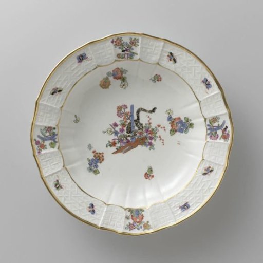 Soup plate, multicolored painted with a Kakiemon decoration