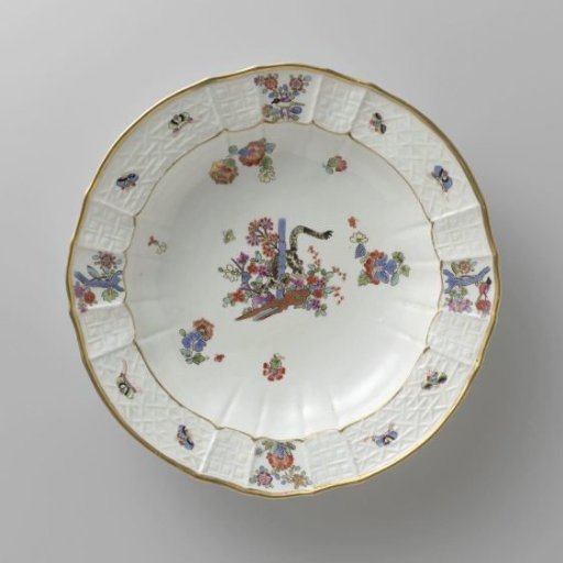 Soup plate, polychrome painted with a Kakiemon decoration