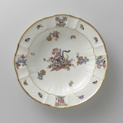 Soup plate, multicolored painted with a Kakiemon decoration