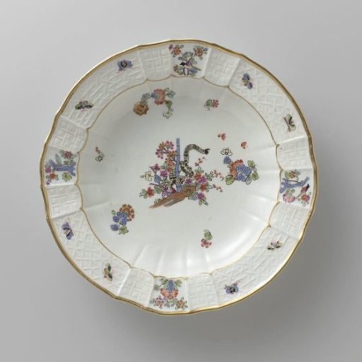 Soup plate, multicolored painted with a Kakiemon decoration