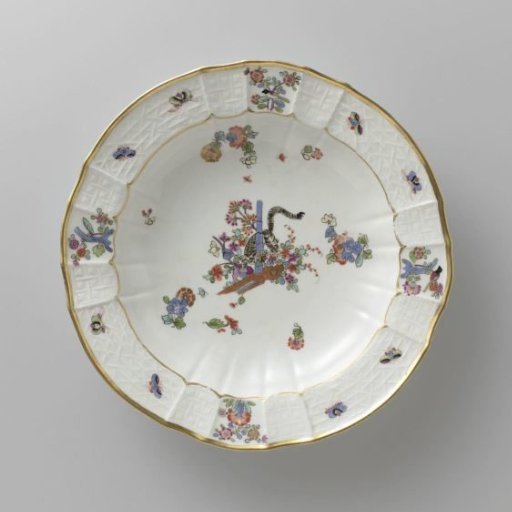 Soup plate, multicolored painted with a Kakiemon decoration