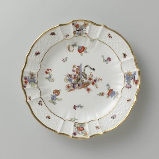 Round plate, multicolored painted with a Kakiemon decoration