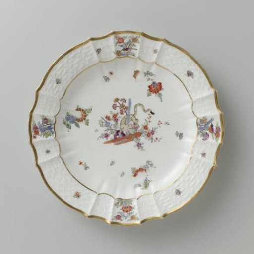 Round Plate, painted in many colors with a Kakiemon decoration