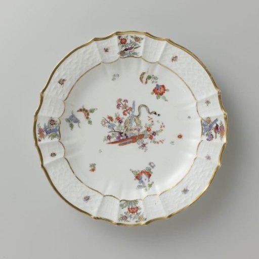Round Plate, Colorfully Painted with a Kakiemon Decoration