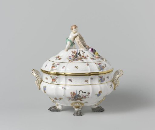Tureen with lid, multicolored painted with a Kakiemon decoration