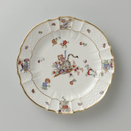 Round plate, polychrome painted with a Kakiemon decoration