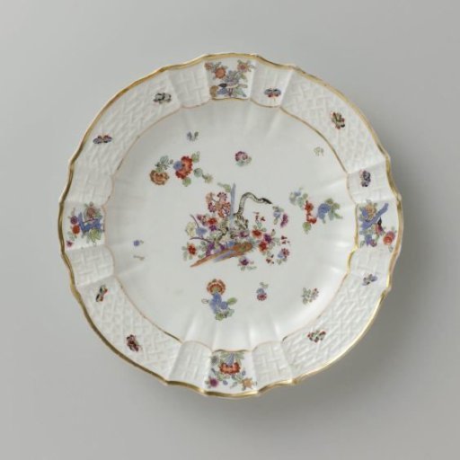 Round plate, polychrome painted with a Kakiemon decoration