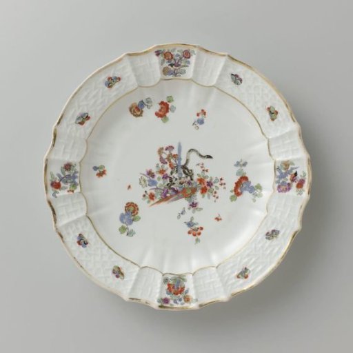 Round plate, polychrome painted with a Kakiemon decoration