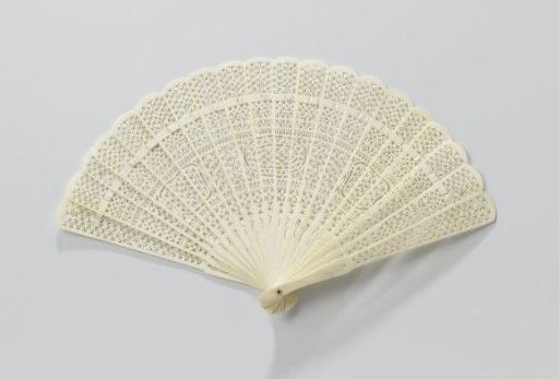 Brisé fan of white bone carved à jour
