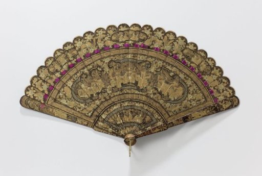 Brisé fan of wood, on both sides a Chinese scene in a cartouche in lacquer of two colors of gold on a black ground