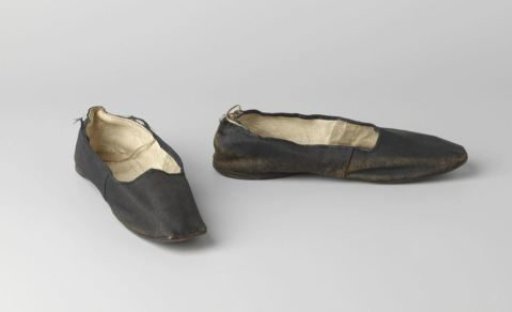 Shoe of black cotton with a small block heel